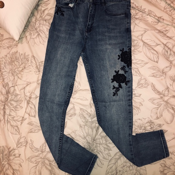 🌸2/20- F21 Rose Embroidered Denim Jeans - Picture 2 of 5